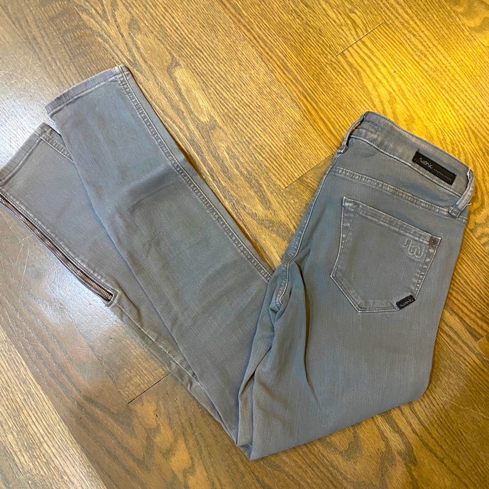 Gray jeans with zipper detail